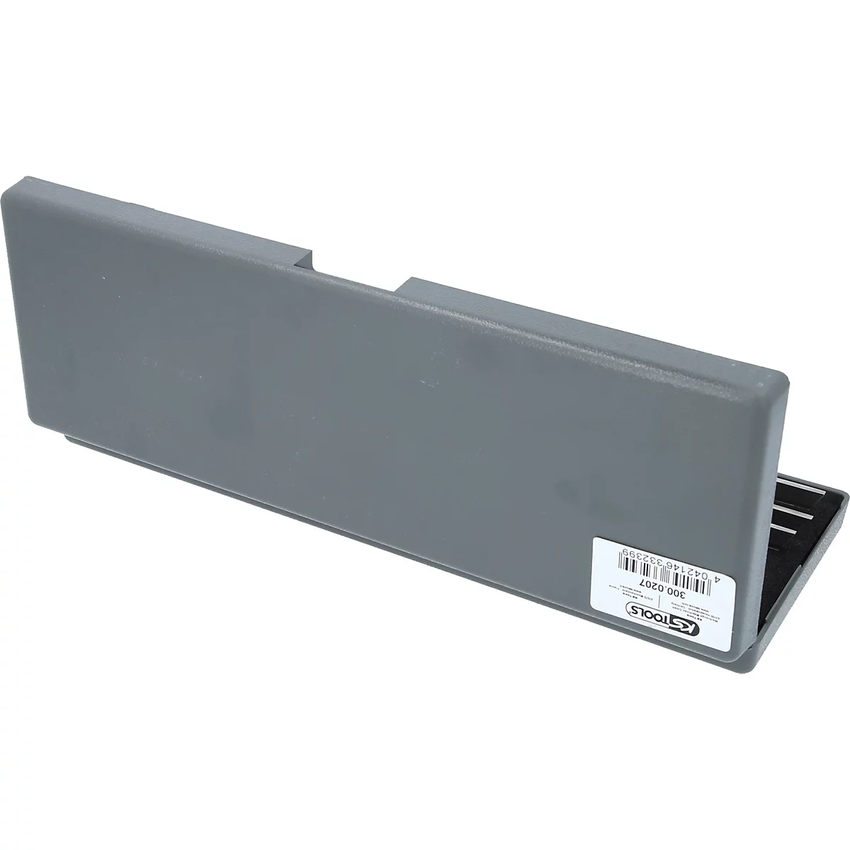 Graue Kunststoffbox, leicht geöffnet. Kleiner Aufkleber mit Barcode und Logo.